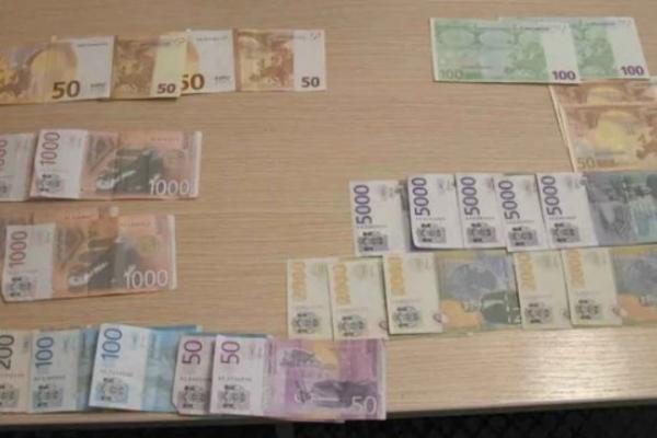 LIK VALJAO FALSIFIKOVAN NOVAC NA PIJACI: Policija ga uhapsila u Novom Pazaru, ONDA SU MU U STANU NAŠLI I OVO!
