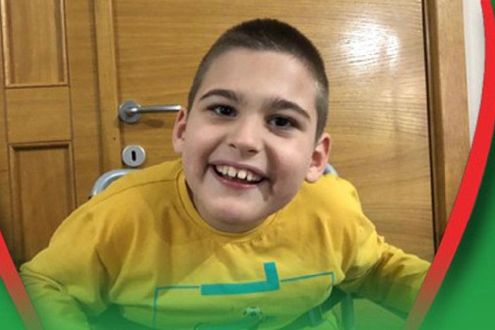 MALI BORA (9) SE OD PRE GODINE BORI ZA ZDRAVLJE: Uprkos svemu je nasmejan i  odličan je đak