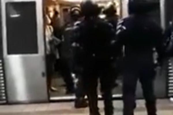ISPRAVKA: Snimak policajaca koji izvlače ljude iz voza nije iz Pariza, nego iz Bukurešta, ne izvlače ih zbog maski