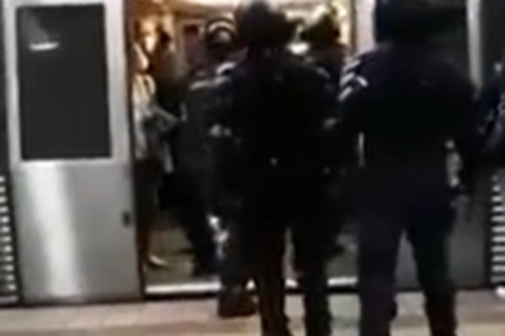 ISPRAVKA: Snimak policajaca koji izvlače ljude iz voza nije iz Pariza, nego iz Bukurešta, ne izvlače ih zbog maski