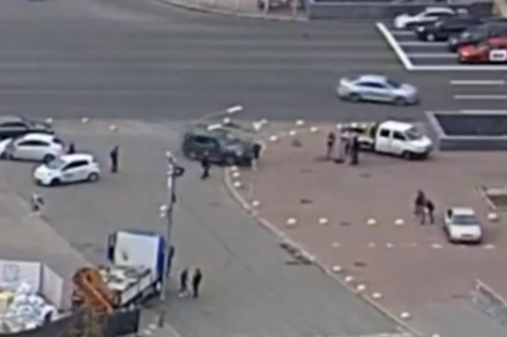 ZBOG NJEGOVOG AGRESIVNOG PONAŠANJA SU NASTRADALE DVE OSOBE! Vozač OVOG džipa stvarno nije normalan! (VIDEO)