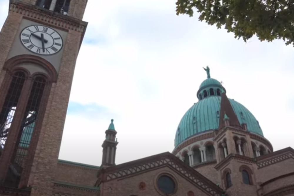 KAKVO DIVLJAŠTVO! Grupa mladih Turaka upala i demolirala unutrašnjost crkve u Beču