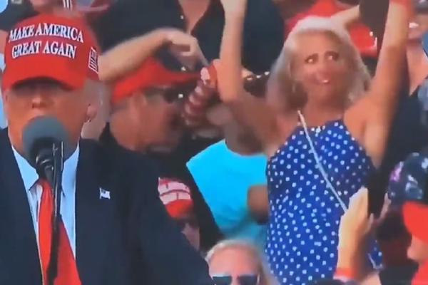 SVI PRIČAJU O PLAVUŠI NA TRAMPOVOM MITINGU: Ne zbog izgleda već zbog onog što je radila iza njegovih leđa! (VIDEO)