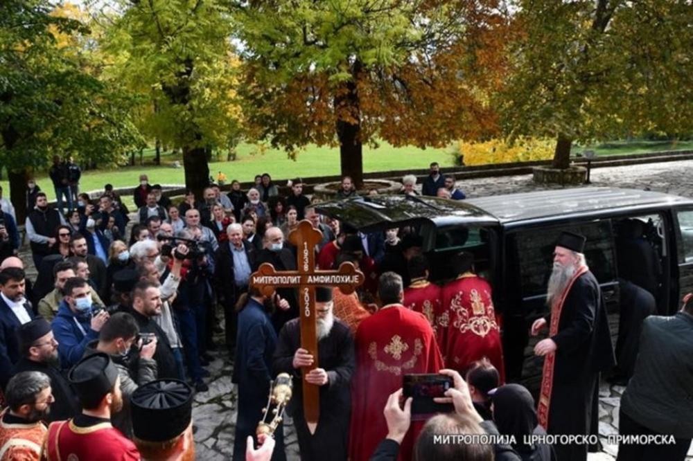 MASA LJUDI DOŠLA NA POSLEDNJI ISPRAĆAJ AMFILOHIJU: Hiljade vernika i monaštvo CELU NOĆ proveli kraj odra!