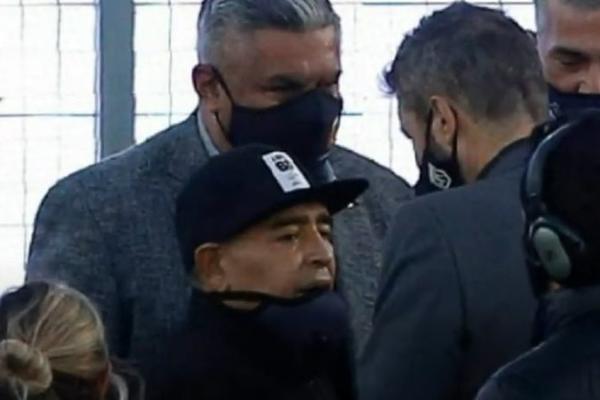 ISPLIVALA PRVA MARADONINA FOTKA IZ BOLNICE: Ovo što ima na glavi je uznemirilo ljude!