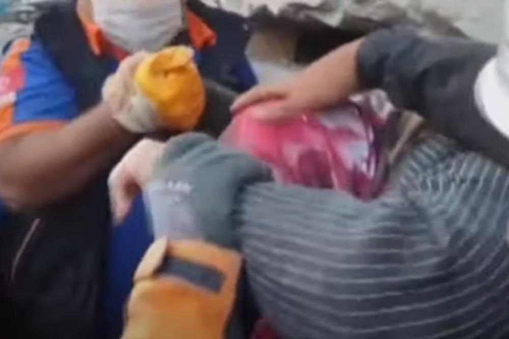 ČUDO NEVIĐENO! ŽENA PREŽIVELA 17 SATI ISPOD RUŠEVINA, a zemljotres je sravnio zgradu sa zemljom! (VIDEO)