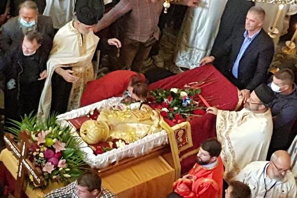 DESILO SE PRE NEGO ŠTO SU AMFILOHIJA SPUSTILI U KRIPTU: Da li ste primetili šta su mu KRIŠOM GURNULI u ruku?