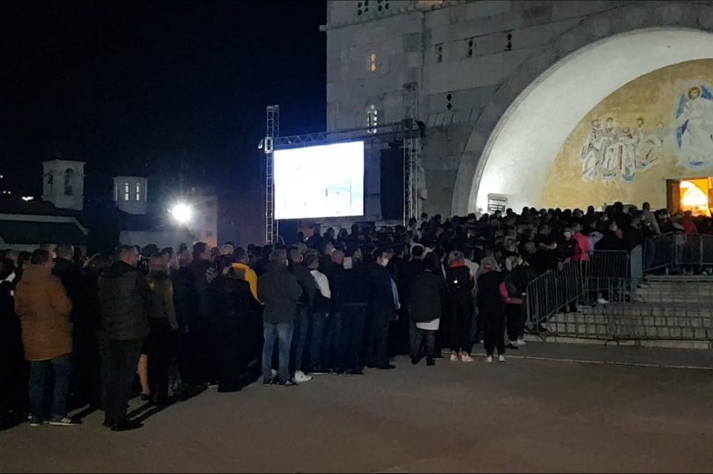 KOLONA BOLA, SUZA I NEVERICE: Hiljade vernika čeka da se pokloni Amfilohiju (VIDEO)