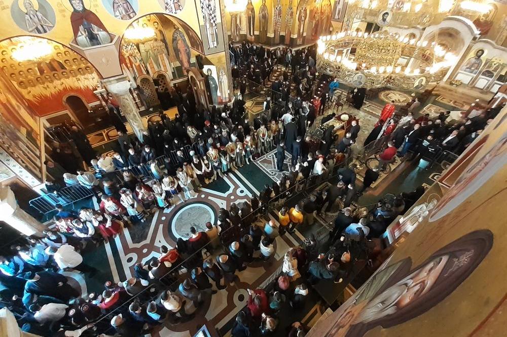 KUMČE ISPRAĆA MITROPOLITA AMFILOHIJA: Mala Julita (6) došla da isprati svoga Đeda