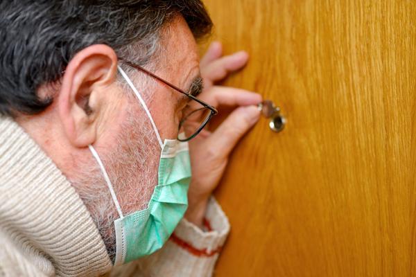 PARE NA SUNCE! Tip kažnjen što je za vreme karantina TAJNO gledao par kako vodi ljubav, MORA DA PLATI 40.000 DINARA