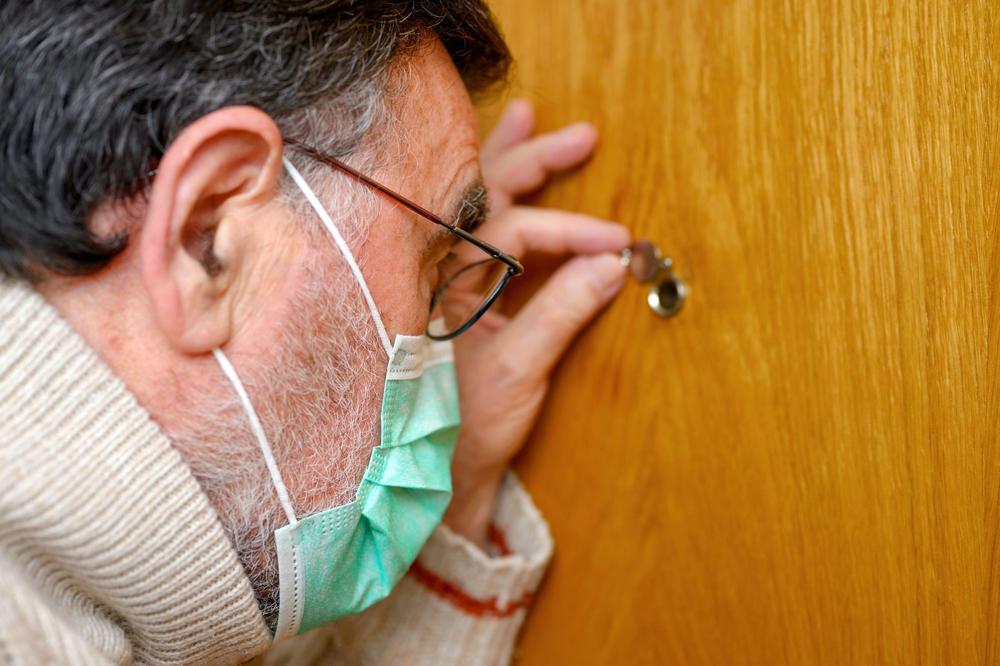 PARE NA SUNCE! Tip kažnjen što je za vreme karantina TAJNO gledao par kako vodi ljubav, MORA DA PLATI 40.000 DINARA