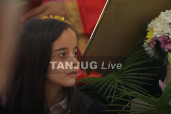 SVE OČI SU BILE UPRTE U OVOG MALOG ANĐELA: Miljenica Amfilohija stoji pored kovčega i moli se!