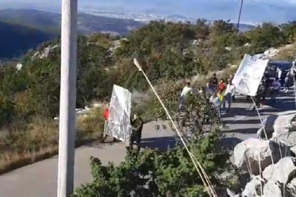 PLEME KUČI KRENULO PEŠKE NA AMFILOHIJEVU SAHRANU: Bili su uz Đeda na svim litijama, sad su mu pošli u hodočašće!