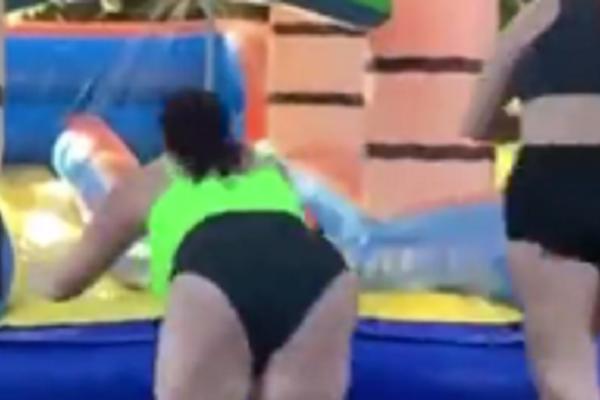 DEBELJUCA SE ZALETELA NA VODENI TOBOGAN: Usledio je DEBAKL spektakularnih razmera! (VIDEO)