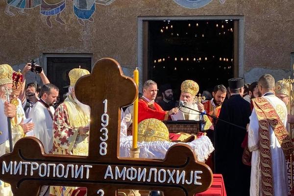 ISTORIJSKE SCENE IZ CRNE GORE: Izneli su Amfilohijev kovčeg ispred Hrama (FOTO)