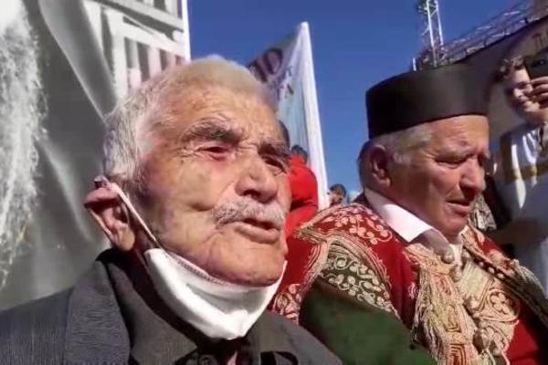 UBEDLJIVO NAJTUŽNIJA SCENA IZ PODGORICE: Suze dvojice Kučana za mitropolitom Amfilohijem DIRNULE CELI SVET (VIDEO)