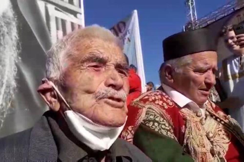 UBEDLJIVO NAJTUŽNIJA SCENA IZ PODGORICE: Suze dvojice Kučana za mitropolitom Amfilohijem DIRNULE CELI SVET (VIDEO)