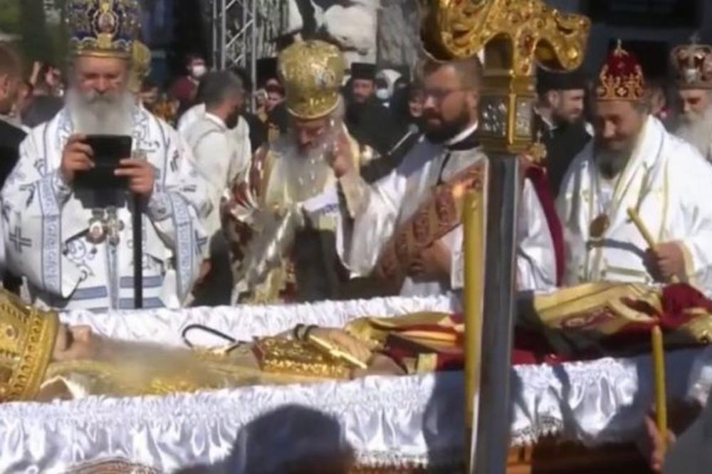 ISPUNJENA POSLEDNJA AMFILOHIJEVA ŽELJA: Kovčeg posut zemljom s tri mesta koja svedoče o stradanju srpskog naroda!