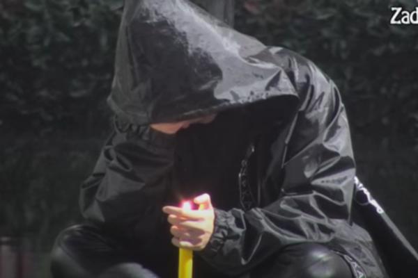 TUŽNE SCENE U ZADRUZI, NIKO NIJE OČEKIVAO OVU BOL: Paula se sa svećom u ruci i suzama u očima moli za Tomu!(VIDEO)