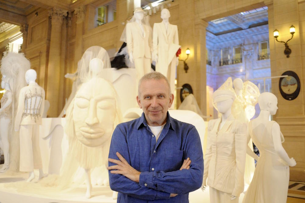 Svakog vikenda stručna vođenja istoričara mode kroz izložbu Ljubav je ljubav: Radost venčanja za sve Žan Pol Gotje