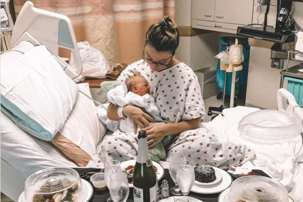 EMILI SE POHVALILA FOTKOM POSLE POROĐAJA! Ali niko nije mogao da veruje ŠTA SE NALAZI NA FOTKI! (FOTO)