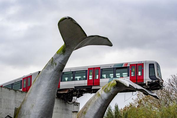 ČUDO U HOLANDIJI! Skulptura KITA ZAUSTAVILA slupani METRO! Arhitekta u ČUDU, ne veruje šta je napravio!