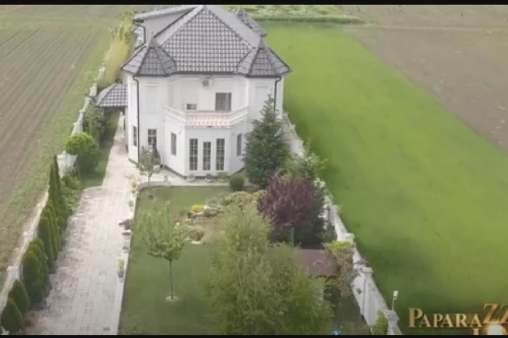 OVAKO IZGLEDA NJENA NOVOGODIŠNJA BAJKA! Dom pepun crvenih tonova, sa dva srca, jednim detaljem bode oči! (FOTO)