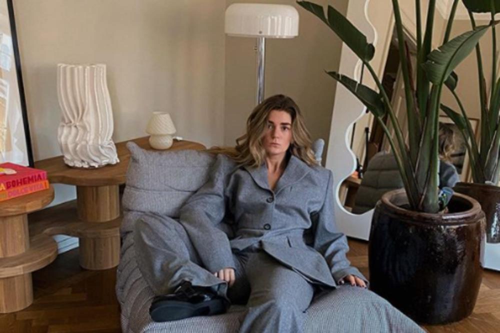 OVO JOŠ NISTE VIDELI: Ova popularna BLOGERKA ima najluđu GAJBU ikada! Šta je, bre, ovo?! (FOTO)