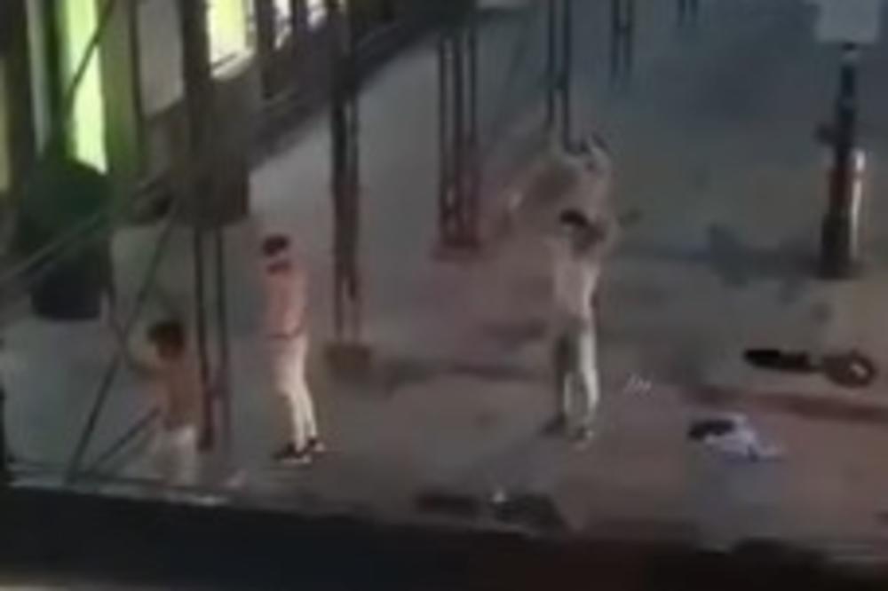 GRUPA TERORISTA U BEČU SE PREDALA POLICIJI! Ovo je trenutak predaje nakon krvavog napada (VIDEO)