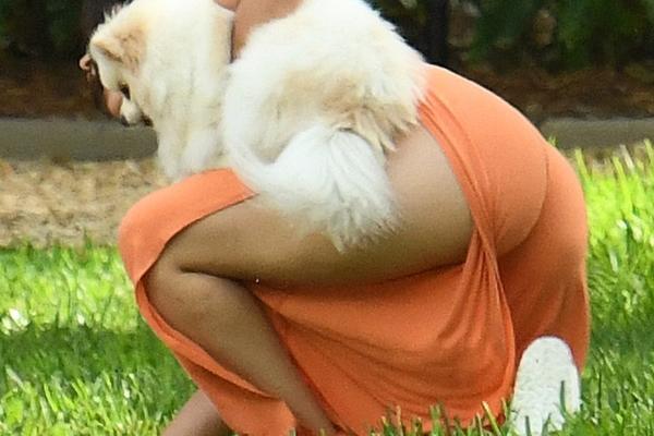 URNEBESNE FOTKE SLAVNE PEVAČICE: Dok je hvatala ljubimca, GRUDI LETELE NA SVE STRANE,A USKE PANTALONE OTKRILE SVE!