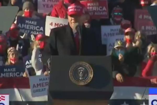 SRAMNO SKANDIRANJE NA TRAMPOVOM MITINGU: Masa horski vređala Lebrona Džejmsa, a Donald ih podržao! (VIDEO)