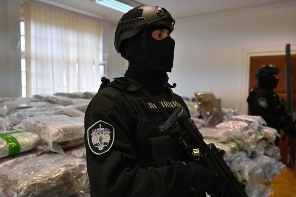 RUKAVICA JE BAČENA! Mafija gubi, policija zaplenila ogromnu količinu droge, OVO ne sme da bude na ulicama (FOTO)