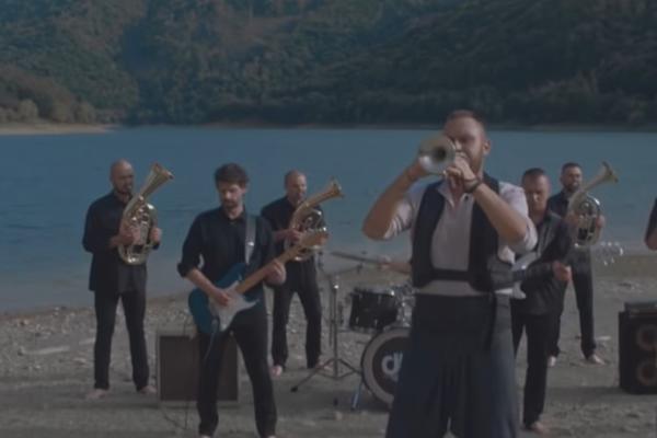 OVA PESMA JE NEVIĐENI HIT MEĐU SRBIMA ŠIROM PLANETE: Poznati GLUMAC i čuveni TRUBAČ rasplakali MUZIKOM (VIDEO)