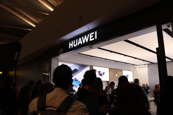 DOŽIVLJAJ KAKAV SE NE PAMTI: Svečano otvaranje HUAWEI EXPERIENCE STORE u tržnom centru GALERIJA BELGRADE (FOTO)