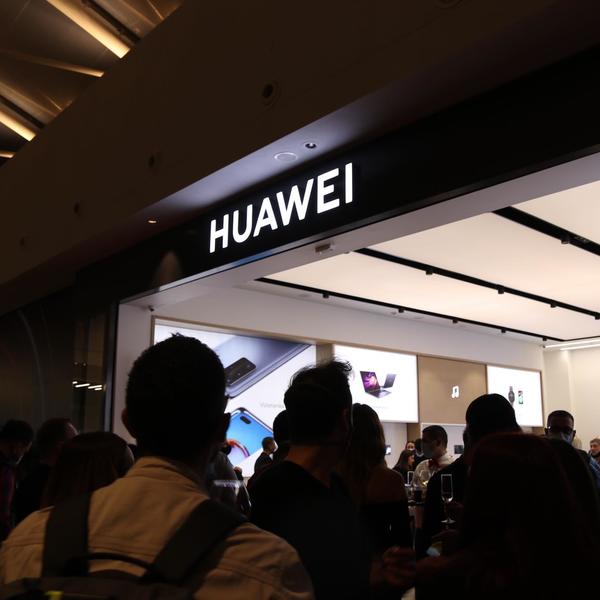 DOŽIVLJAJ KAKAV SE NE PAMTI: Svečano otvaranje HUAWEI EXPERIENCE STORE u tržnom centru GALERIJA BELGRADE (FOTO)