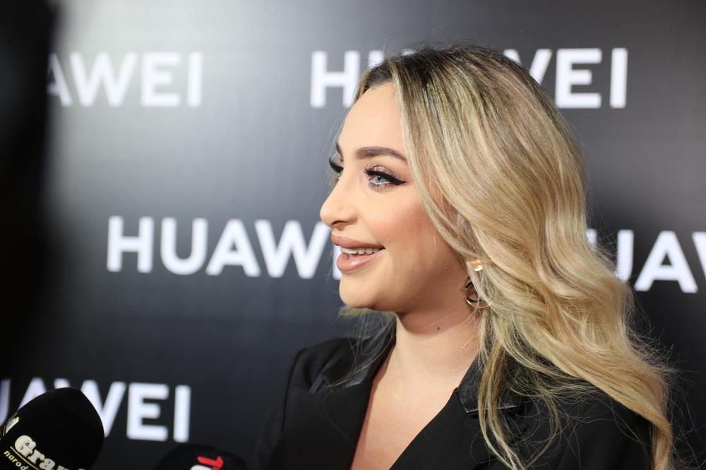 MAJA BEROVIĆ JE OTKRILA MAGIJU DOBROG OBJEKTIVA! Podelila sa svima recept za dobru fotku bez šminke!