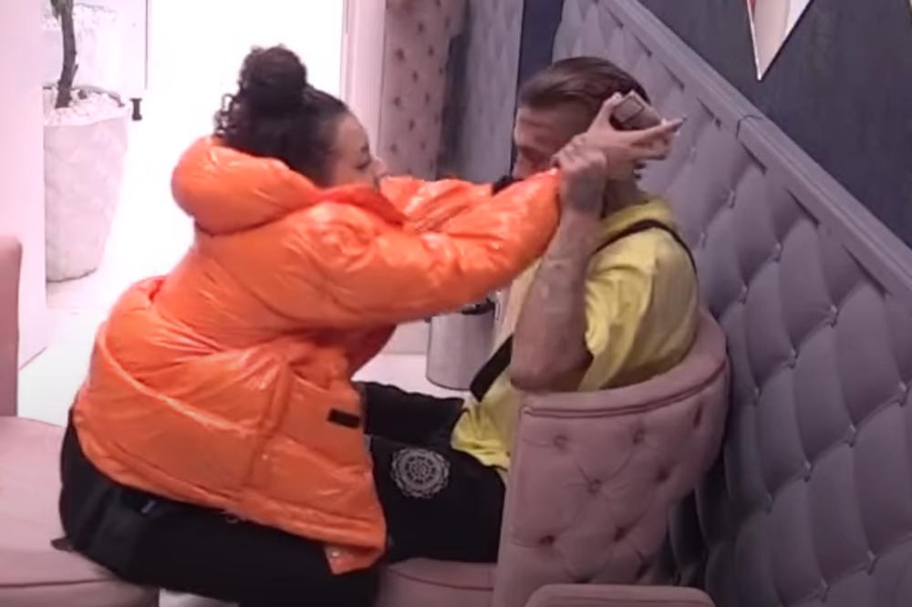 ZAJAHALA GA, STISLA JAKO I NE PUŠTA! Ne mogu da se obuzdaju! (VIDEO)