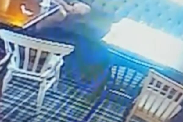 UKLETA KAFANA Tvrde da ih posećuje duh koji mrzi žene i obara čaše po kafani