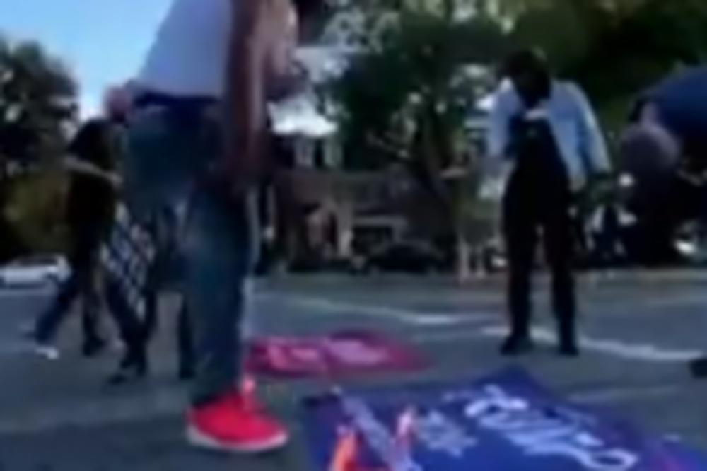 OD OVOGA ĆE TRAMP POBESNETI: Crnac se zaleteo na kamionet u pokretu, iščupao zastavu s njega a onda NEVERICA!