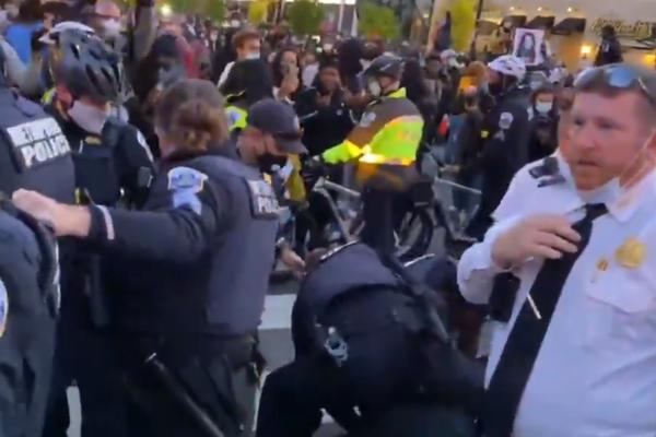 POLICIJA GA BACILA NA ZEMLJU I OTRESLA GA O POD: Palo hapšenje na izborima u Americi, OVAJ SNIMAK JE HOROR