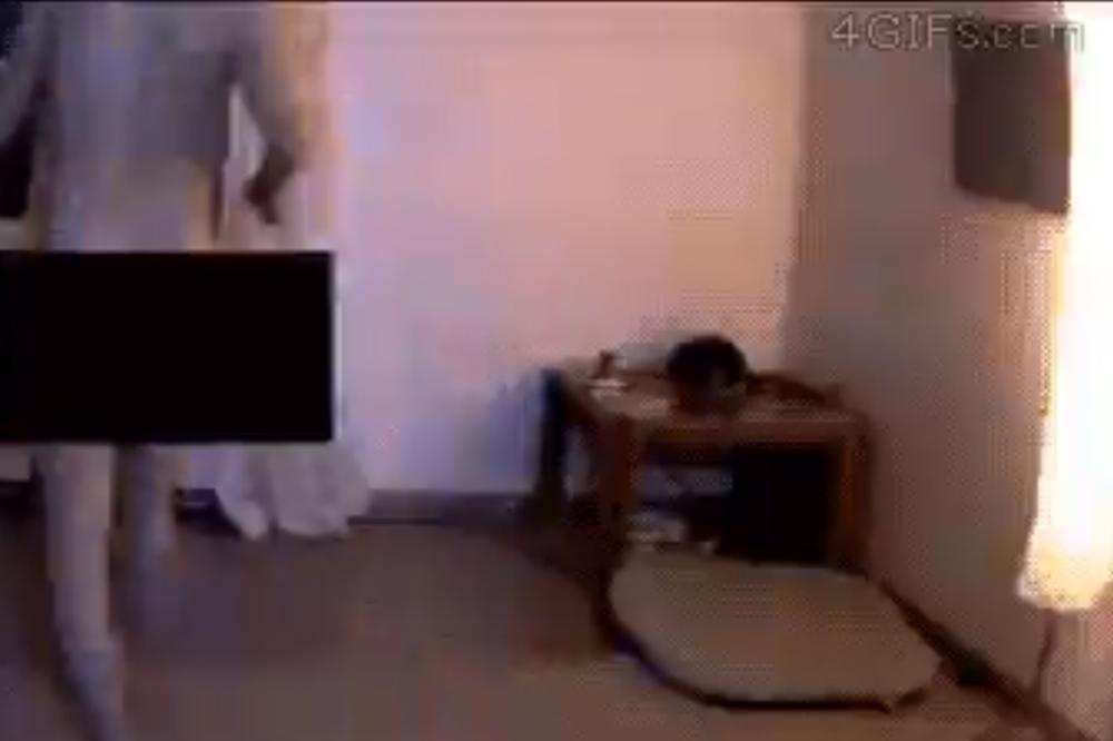 SNIMAO SE BEZ ODEĆE, A ONDA MU SE DESILO NEŠTO STRAŠNO! Ovaj snimak nije za ljude sa slabim srcem! (VIDEO)