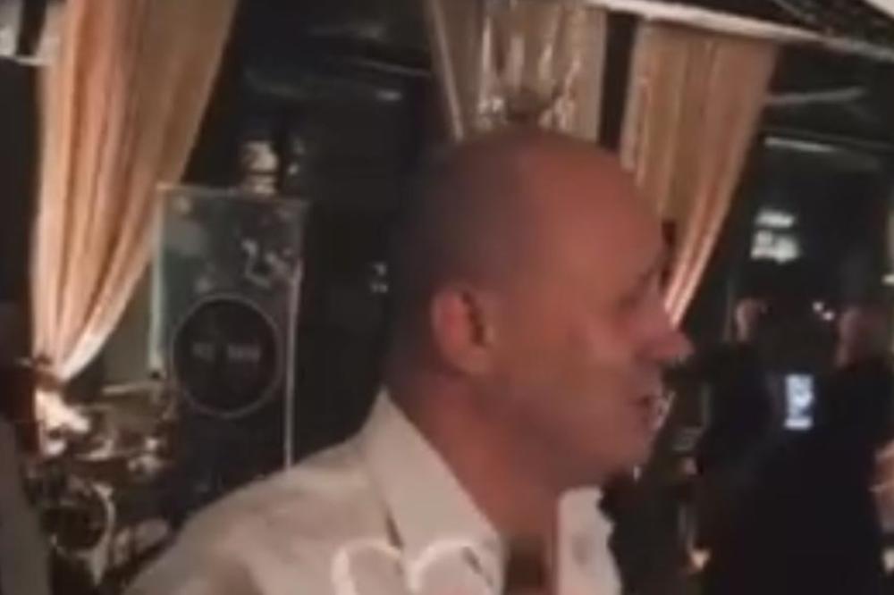 LJUPKIN SIMKE NASTAVLJA DA SE PROVODI I BEZ LJUBAVNICE: Ne mari za KORONU, sa čašom na glavi LUMPUJE NOĆU (FOTO)