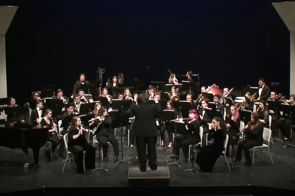 SVIRALA JE PRED PUNOM SALOM A ONDA SE DESILO OVO! Ceo orkestar se okrenuo ka njoj i zabrinuto je pogledao! (VIDEO)