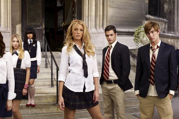 ZGODNI GLUMAC SE SKINUO SKROZ GO DA BI NAJAVIO NASTAVAK KULTNE SERIJE: Žene širom SVETA su ODUŠEVLJENE (FOTO)