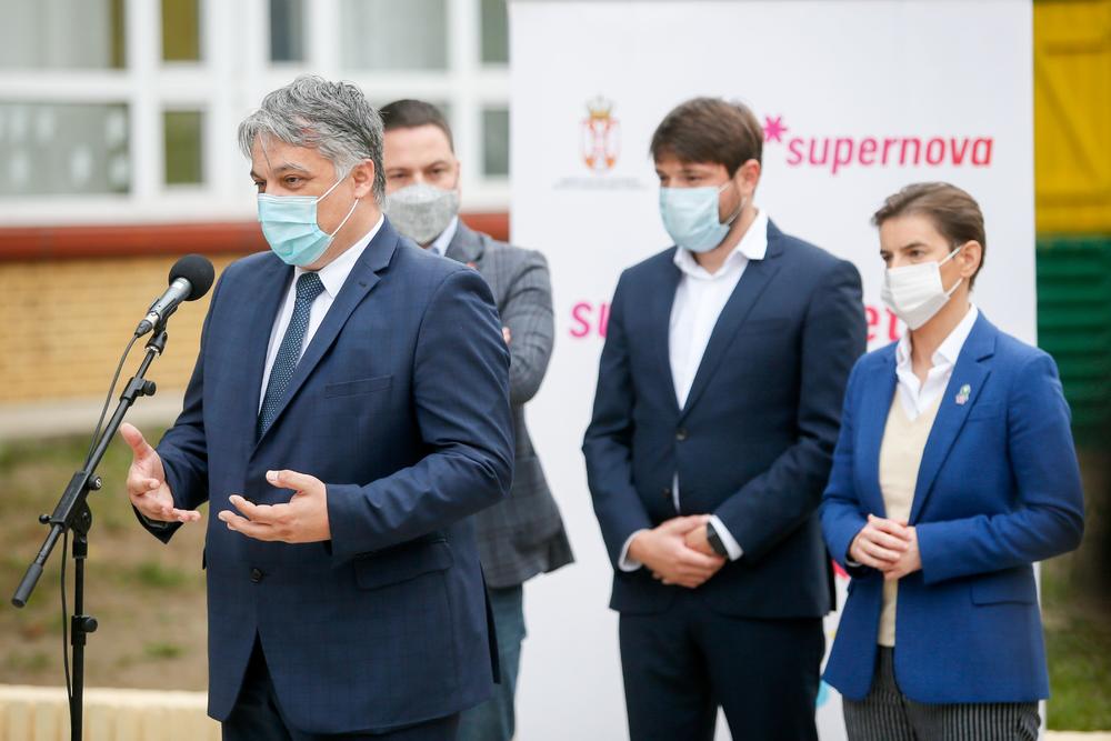 Supernova, donacija pametne klupe