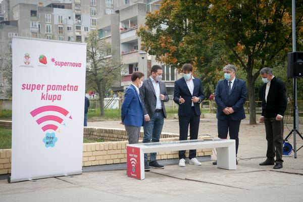 Supernova poklanja pametne klupe osnovnim školama u Srbiji!