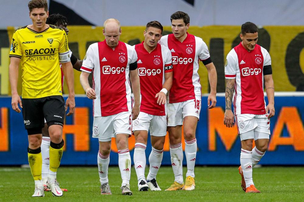 SEDEO SAM NA KAUČU I IGRAO SONI: Fudbaler Ajaksa pravo iz pidžame uleteo u avion da bi igrao meč Lige šampiona!