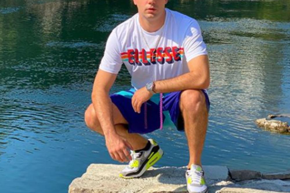 POZNATI SRPSKI PEVAČ BESAN NA SEBE! Priznao da je GLUP, a razlog je SKANDALOZAN!