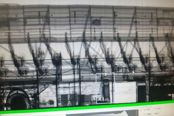 VOZAČ NAKRCAO REZERVNI TOČAK, PA KRENUO PREKO! Na zahtev policije autobus je SKENIRAN, a onda je usledio ŠOK