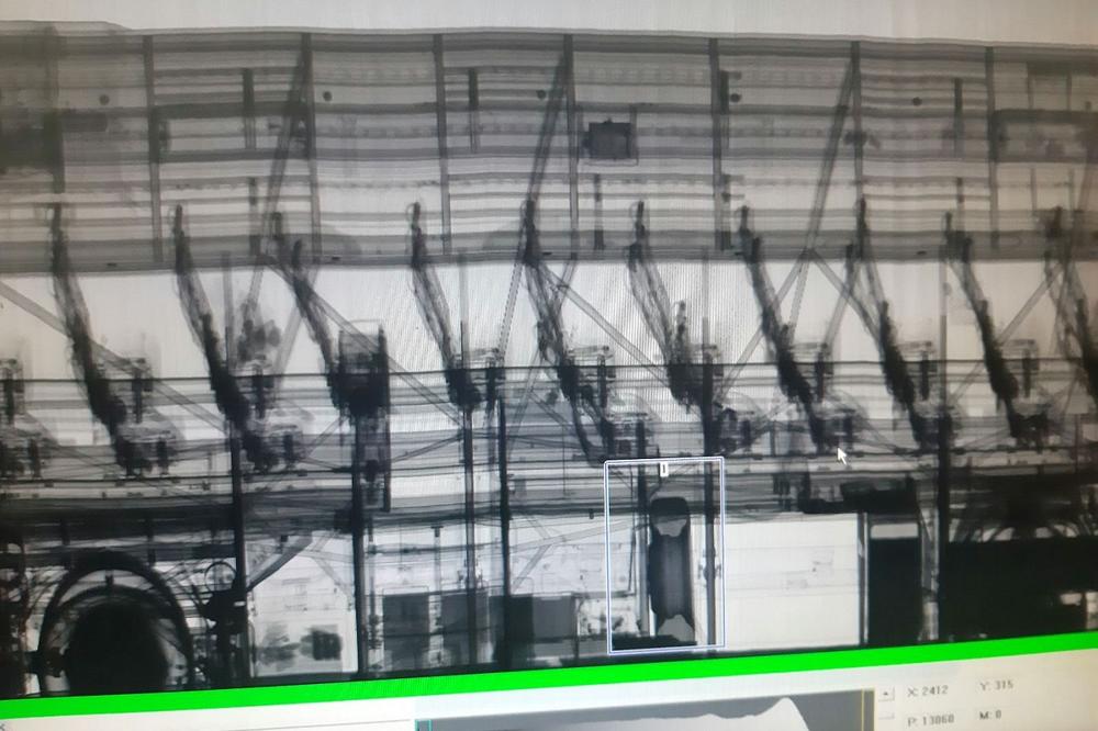 VOZAČ NAKRCAO REZERVNI TOČAK, PA KRENUO PREKO! Na zahtev policije autobus je SKENIRAN, a onda je usledio ŠOK